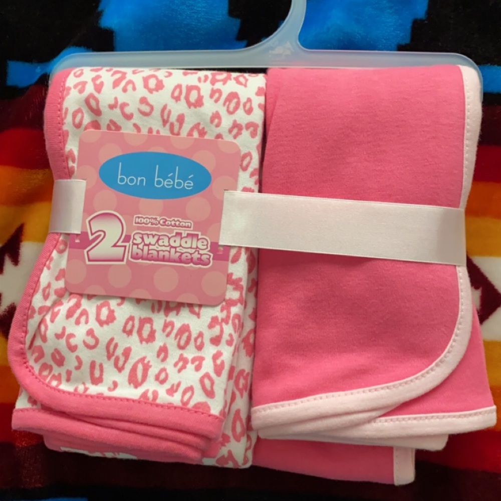 2 swaddle blankets